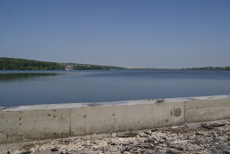 Навколо Тернопільського ставу комунальники облаштовують гавіон з каменю (фото) (фото) - фото 1