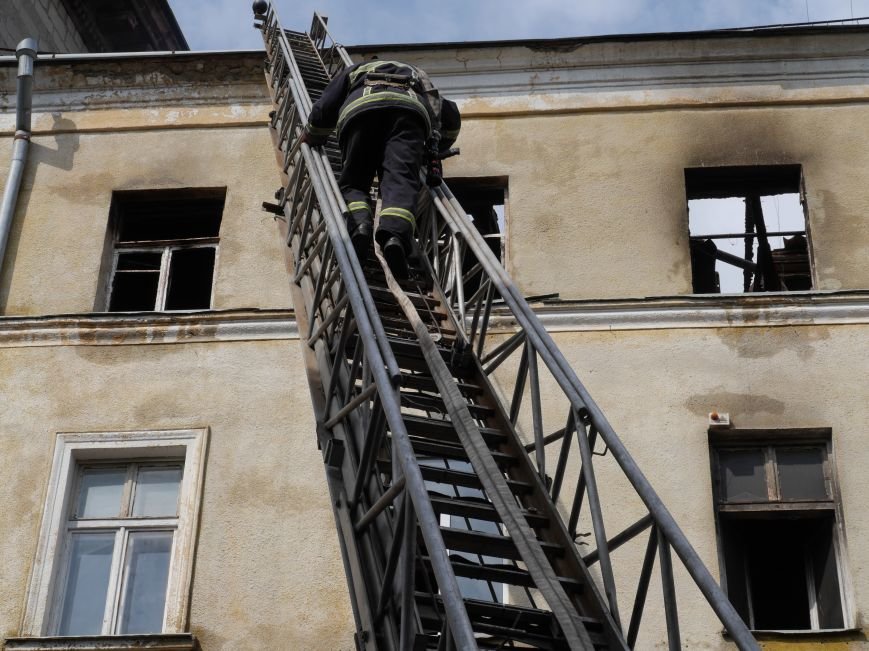 Що стало причиною пожежі у центрі Тернополя (фоторепортаж) (фото) - фото 1