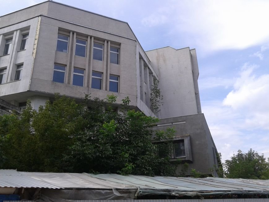 Недобудований храм знань у Тернополі потрохи стає «лісопосадкою» (фото) - фото 1