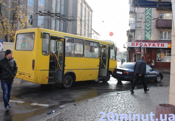 У центрі Тернополя на перехресті маршрутка потрапила в ДТП (ФОТО) (фото) - фото 1