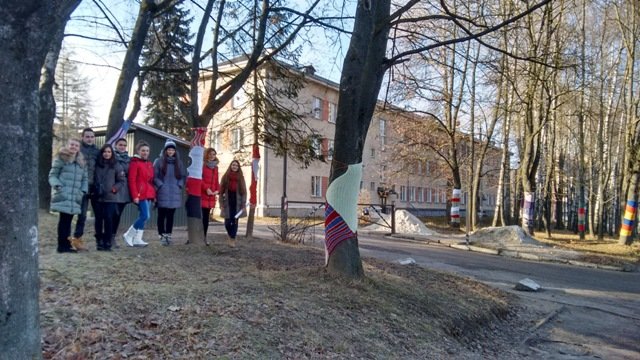 У Тернополі студенти одягнули дерева у різнокольорове «вбрання» (фото) (фото) - фото 1