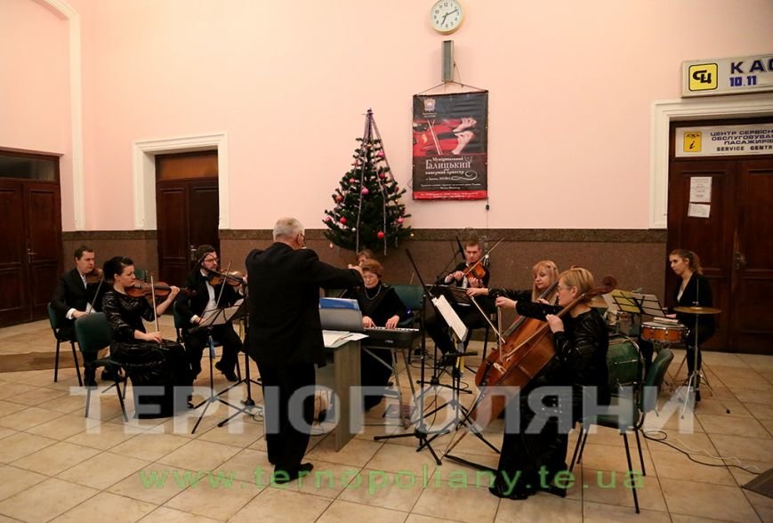 У Тернополі Муніципальний Галицький оркестр влаштував справжнє свято для подорожуючих (фото) (фото) - фото 1