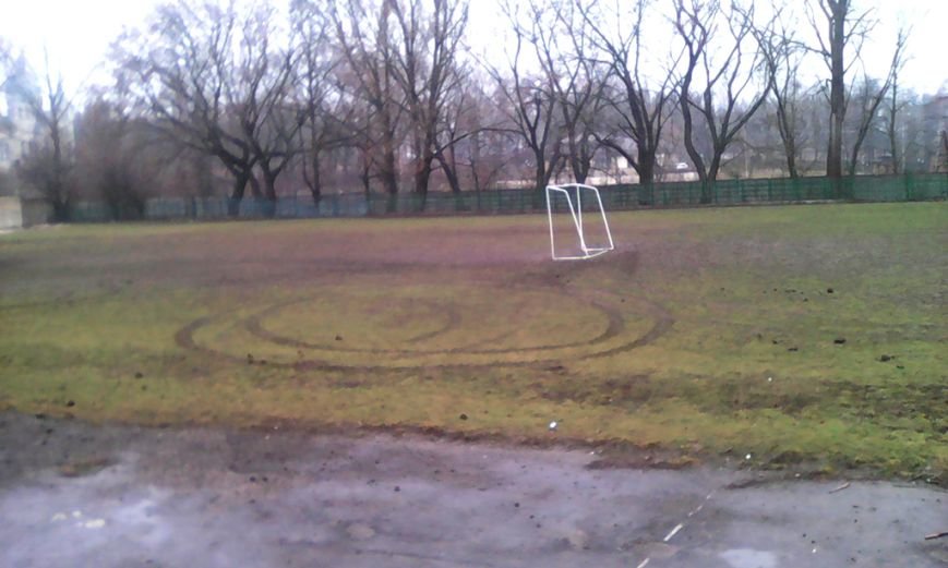 На Тернопільщині невідомі «автогонщики» влаштували ралі на футбольному стадіоні школи (фото) (фото) - фото 1